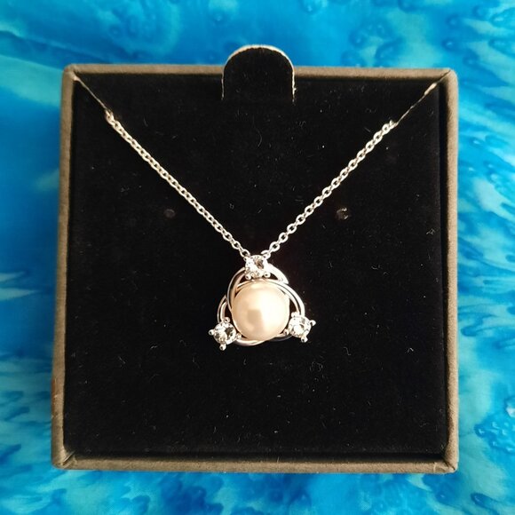 NIC & SYD 3-stone Swarovski necklace - Picture 1 of 3